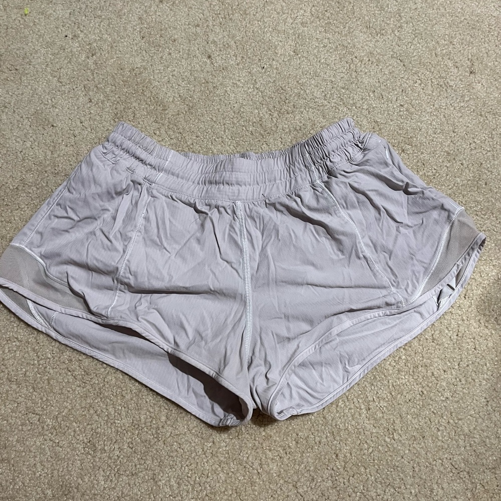 Lululemon low rise 2.5” hotty hot shorts